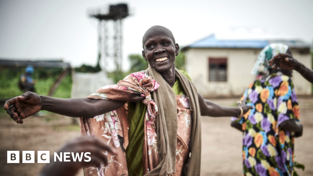 South Sudan floods: Fleeing Nile waters to a minefield